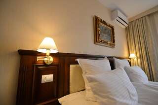 Отель Noblesse Boutique Resort Сибиу Номер Делюкс с кроватью размера «king-size»-1